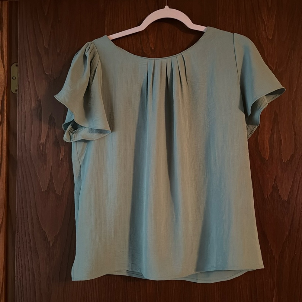 Ladies Blouse. Flutter sleeves. Size Medium
